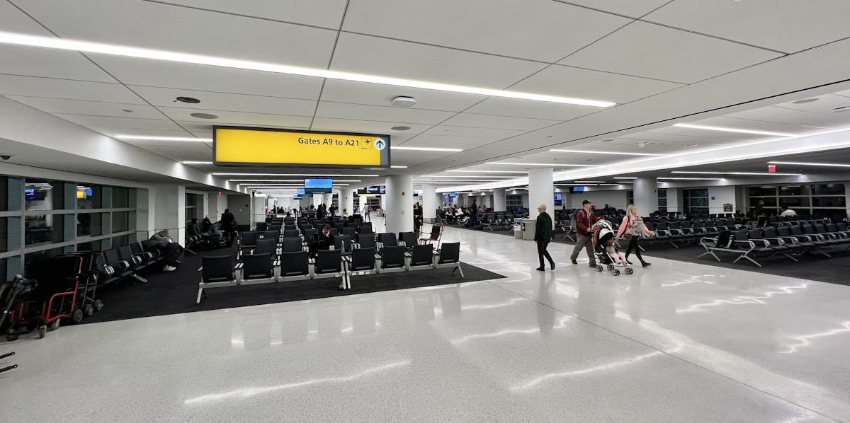 Dentro Do Terminal 4 Da Linha Aérea Do Delta No Aeroporto Internacional De  JFK Em New York Foto de Stock Editorial - Imagem de pista, colosso: 85463488