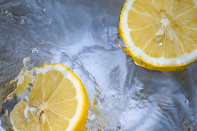 lemon in water