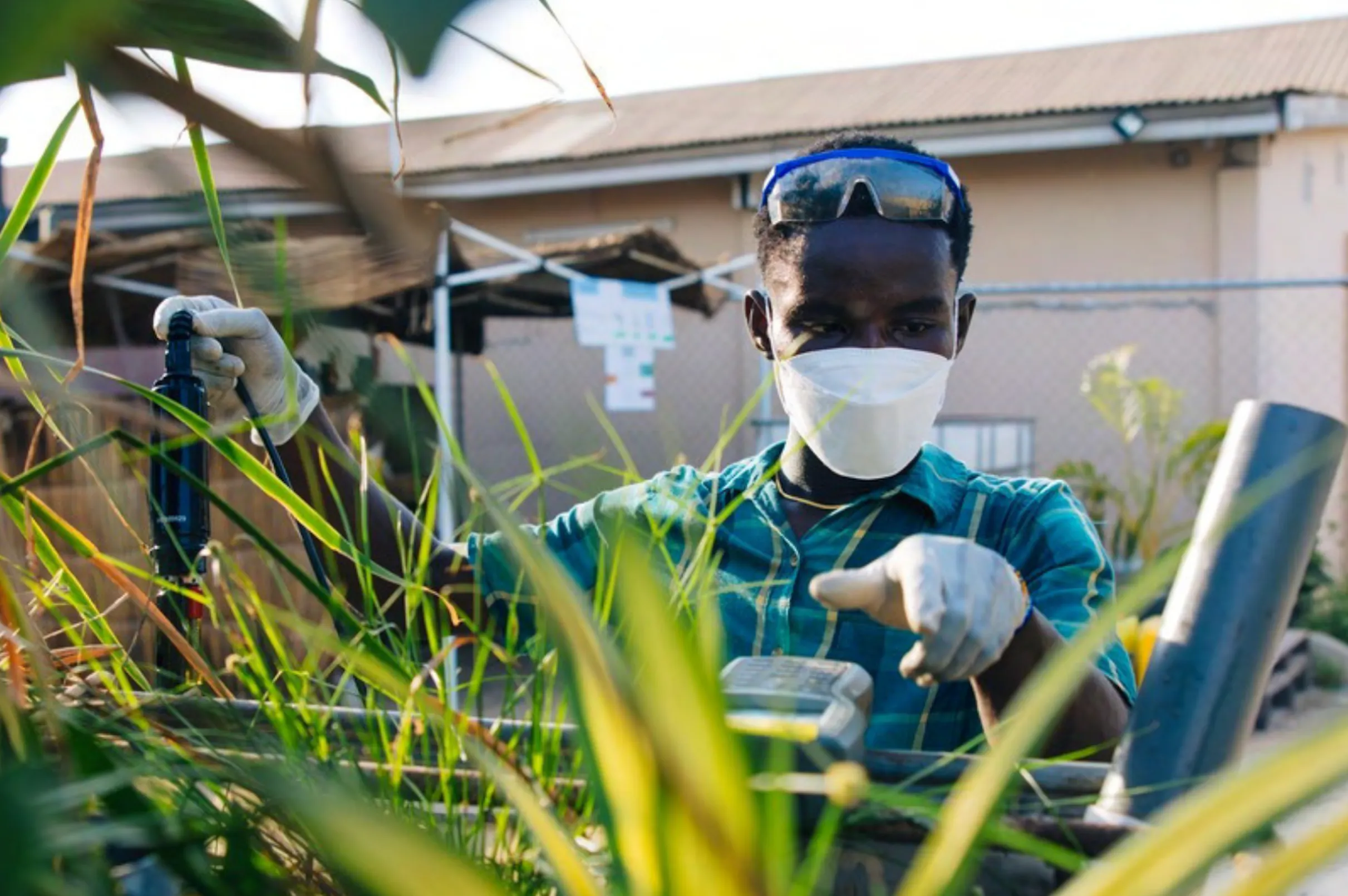 The Or Foundation team tracks indicators of ecosystem health, such as dissolved oxygen in water. Image courtesy of The Or Foundation. The Or Foundation team tracks indicators of ecosystem health, such as dissolved oxygen in water. Image courtesy of The Or Foundation.