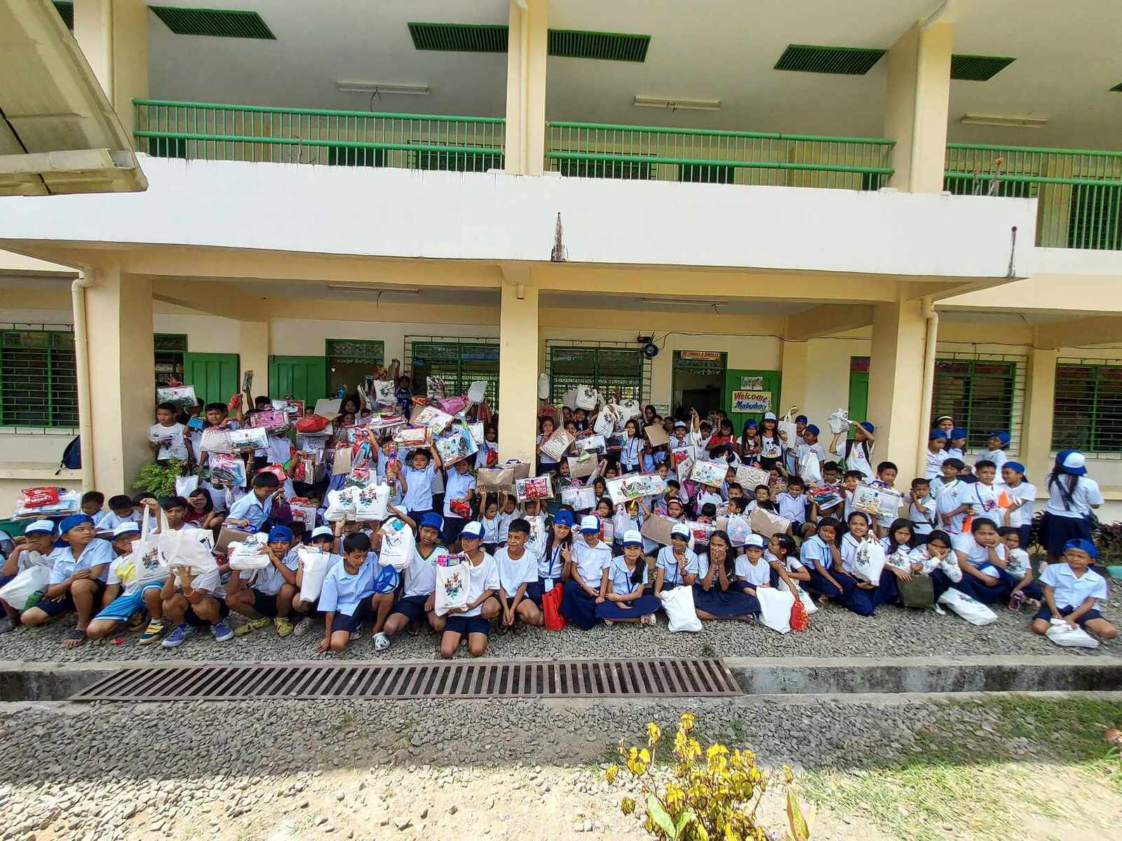 Dumagat students, recipients of donations. Image Credit: Solar Hope.