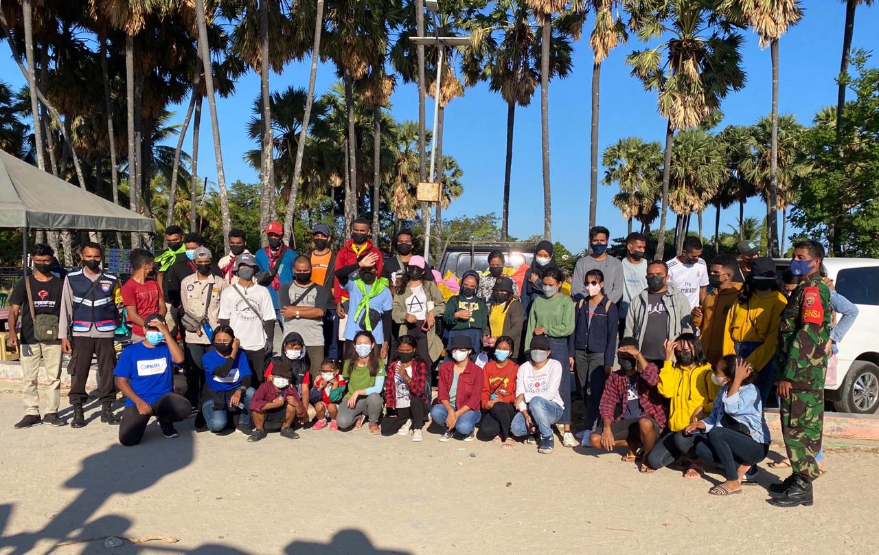 Beach cleaning in Warna beach, Kupang, Nusa Tenggara Timur. Image credit: Courtesy of Tamang Dugong