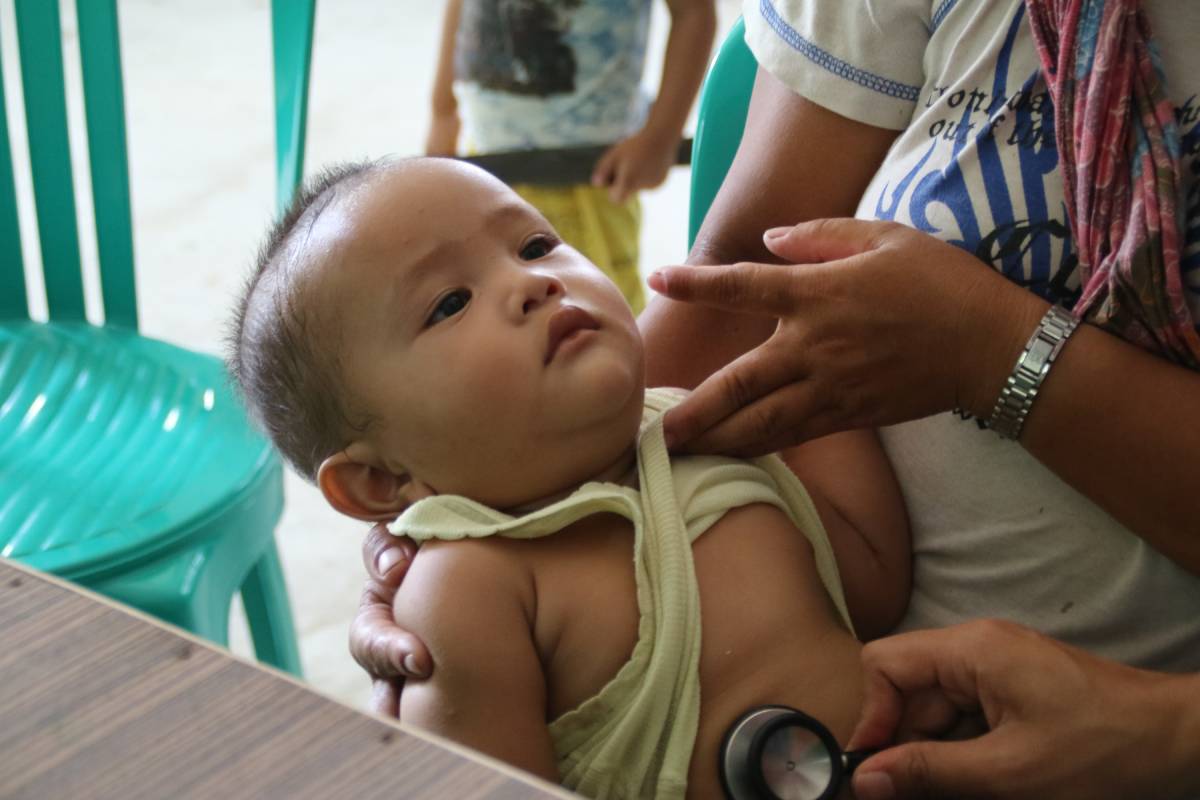 Infant healthcare services provided by ASRI Medical Center in Bukit Baka Bukit Raya National Park (Indonesia). Image credit: Courtesy of Health in Harmony