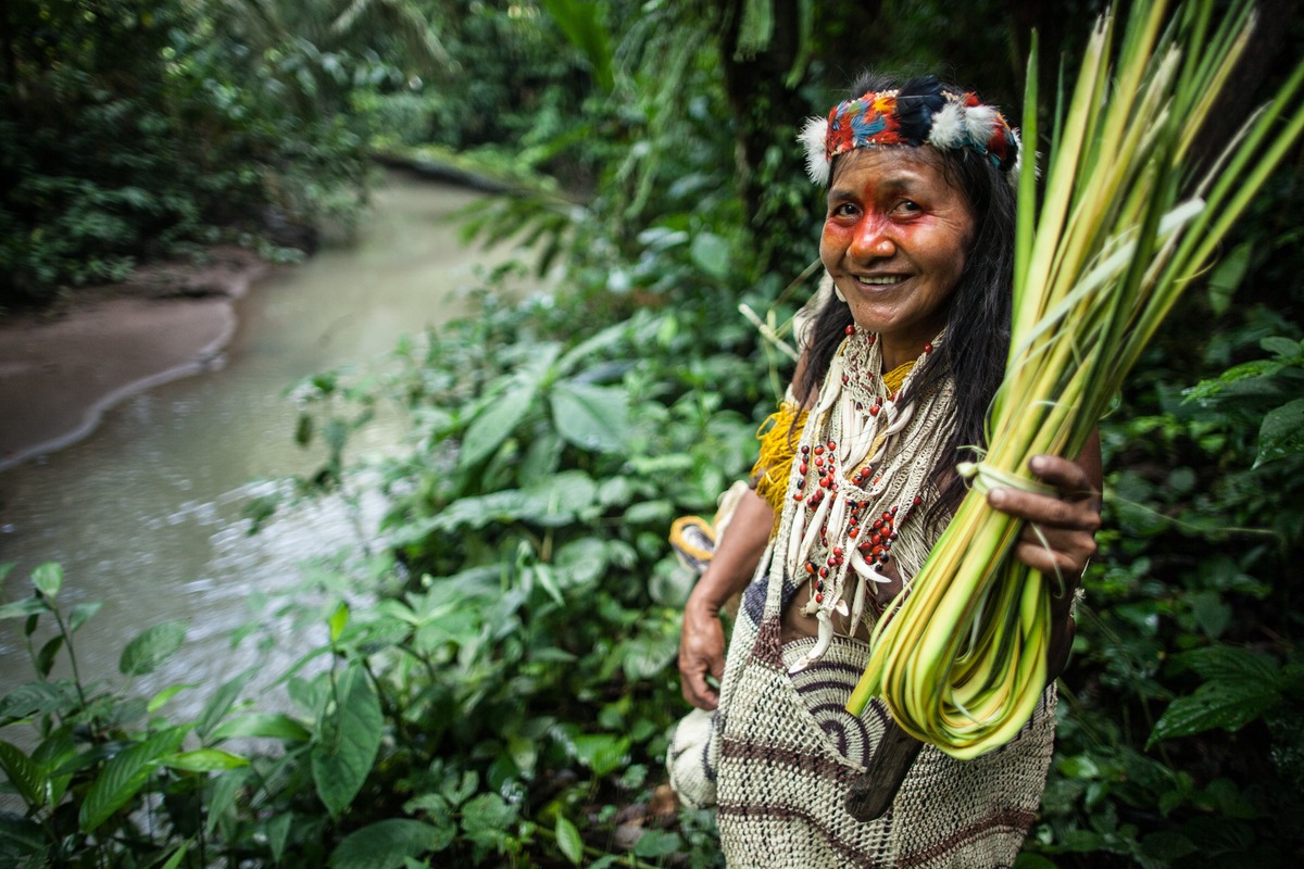 Amazon Waorani woman holding palm fiber. Image credit: Courtesy of Mitch Anderson, Amazon Frontlines