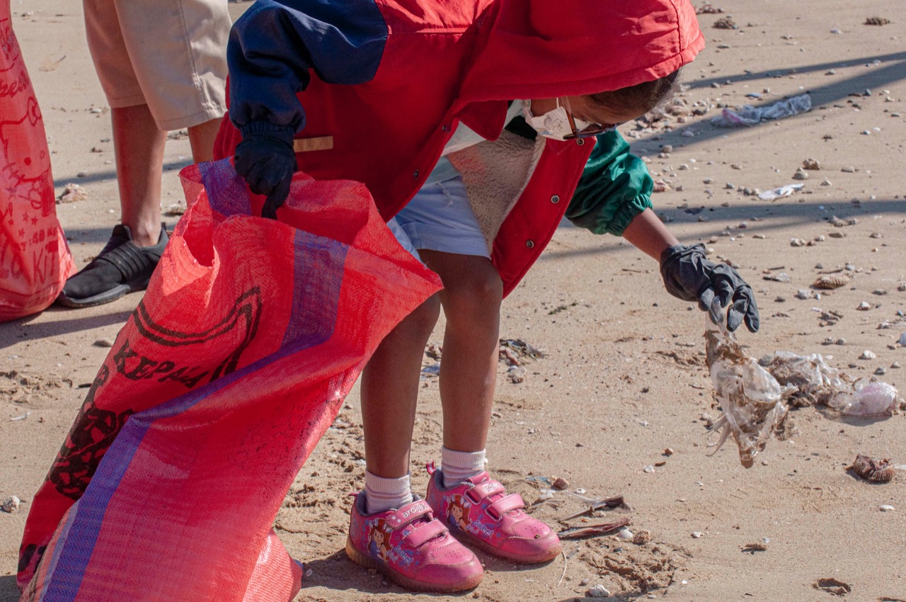 Beach cleaning in Warna beach, Kupang, Nusa Tenggara Timur. Image credit: Courtesy of Tamang Dugong