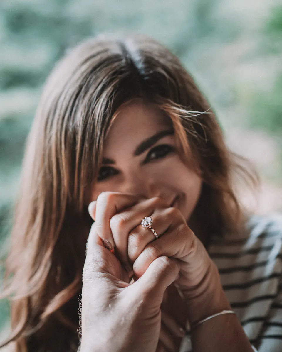 How to Choose a Modern Yet Timeless Engagement Ring: 6 Details To Consider