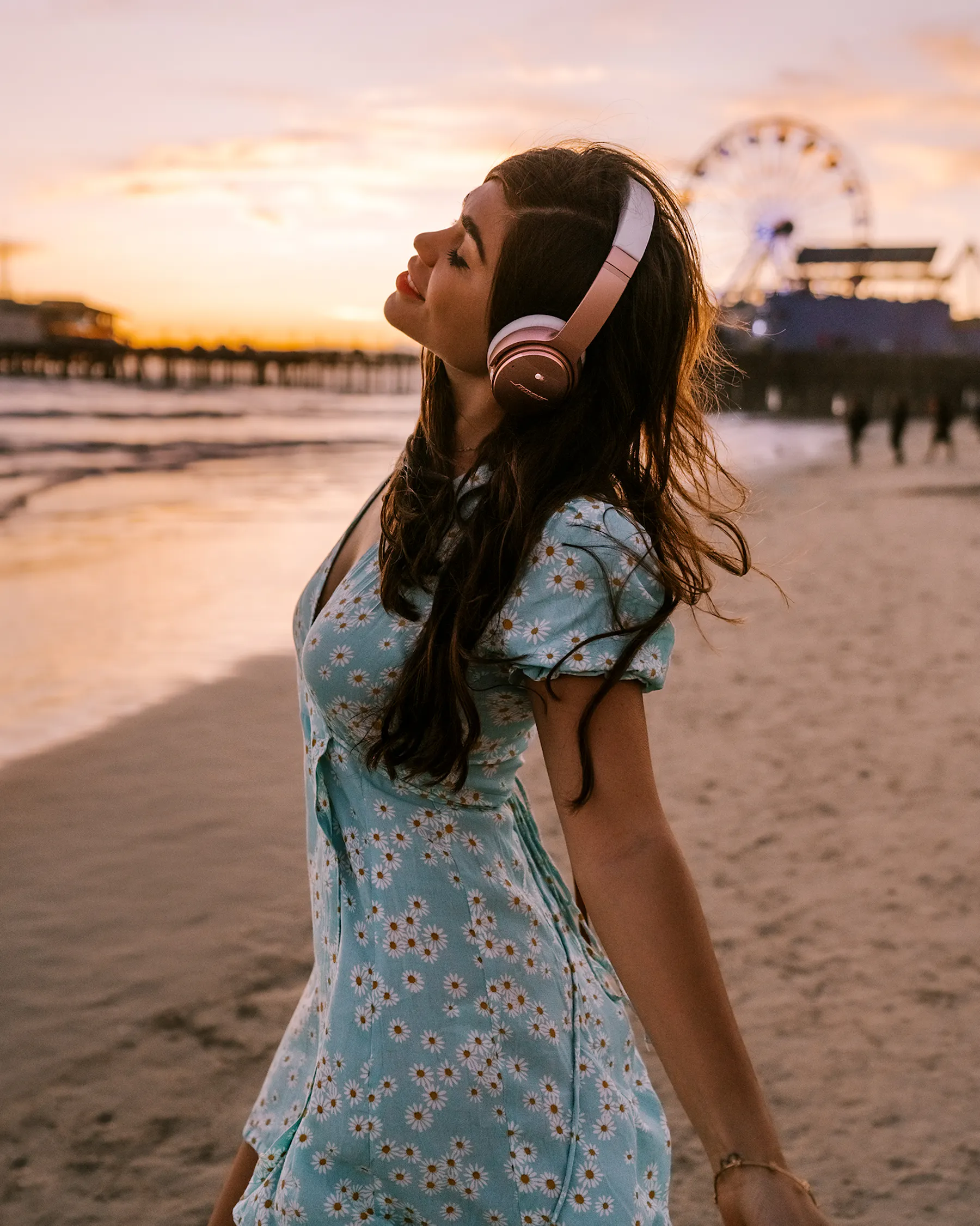 25 Stylish and Practical Gifts for Women Who Travel