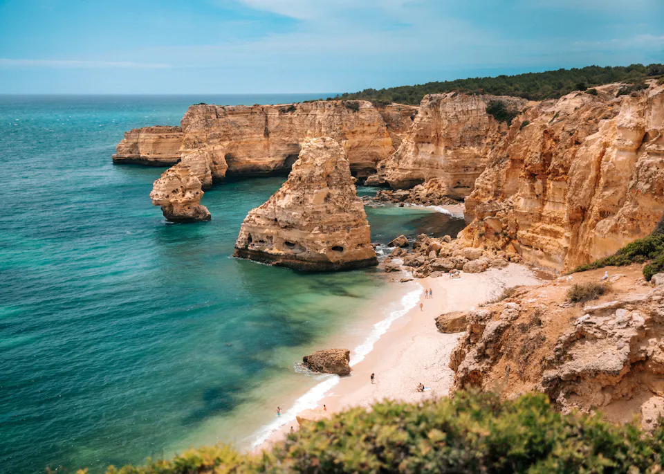 13 Best Beaches and Beach Towns in The Algarve, Portugal (With Map)