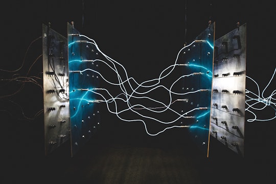 Electric currents between two plates Electric currents between two plates