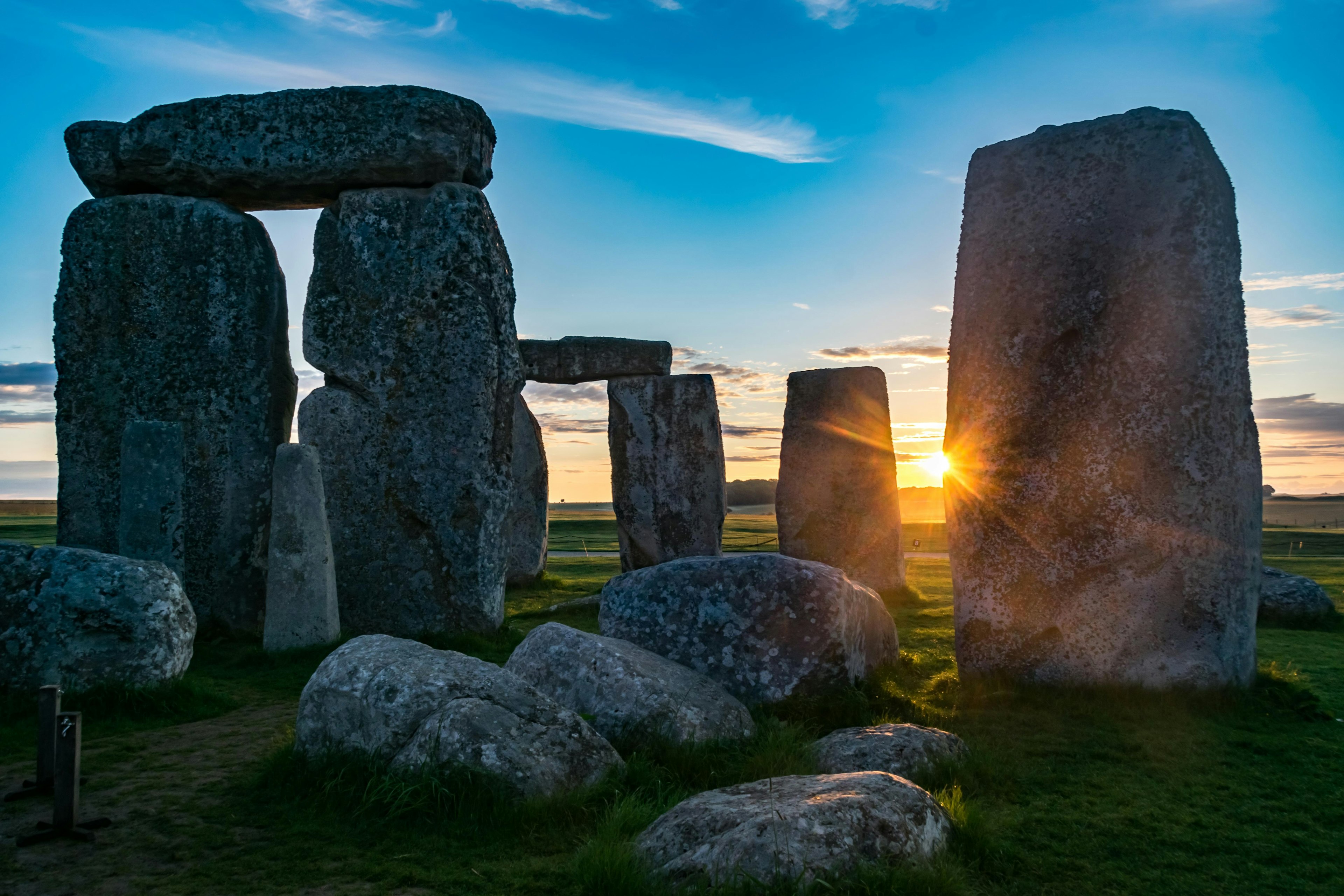 a photo of the stonehenge monument at sunrise 