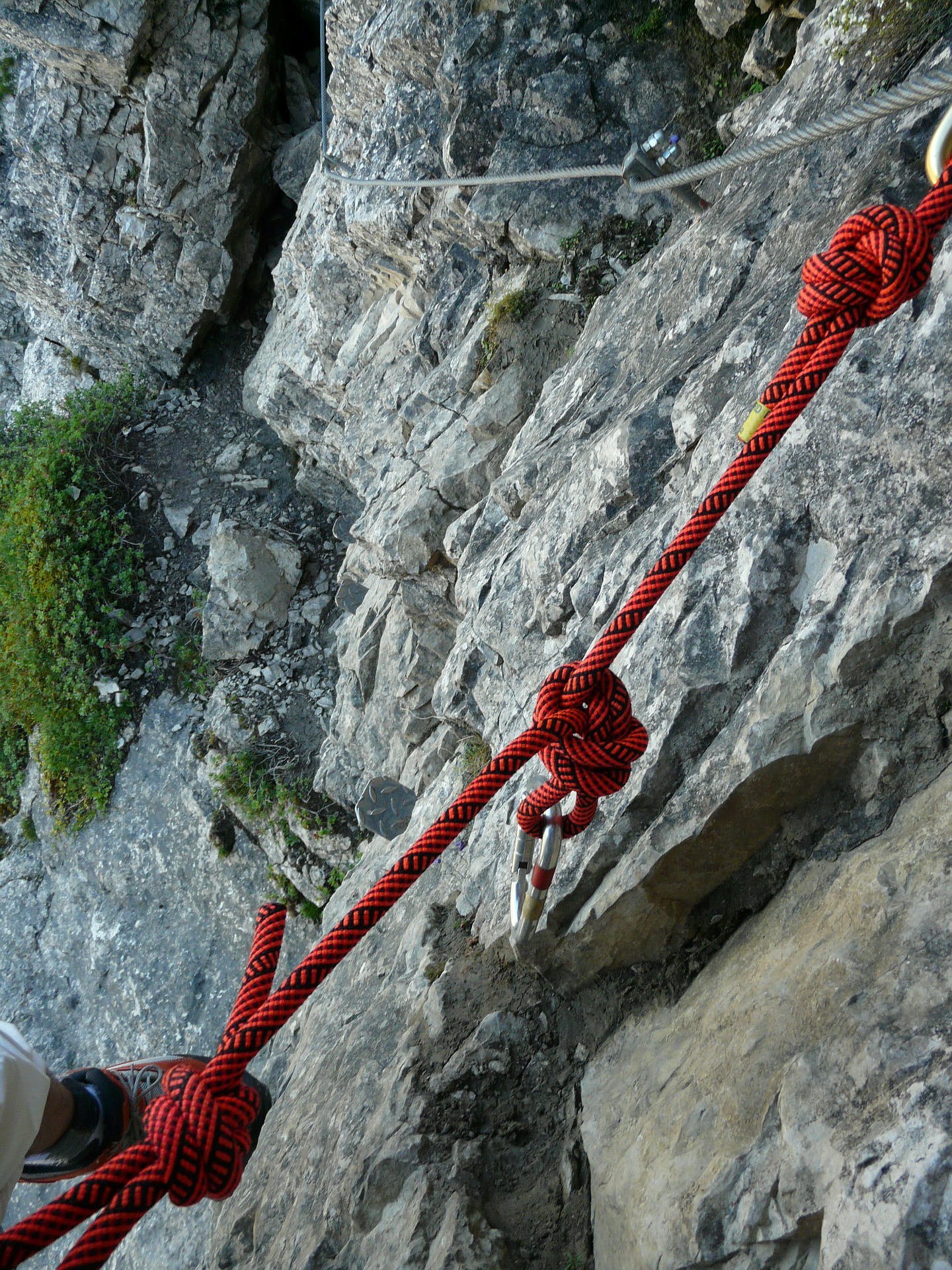 Climbing relies on very strong knots with tough ropes