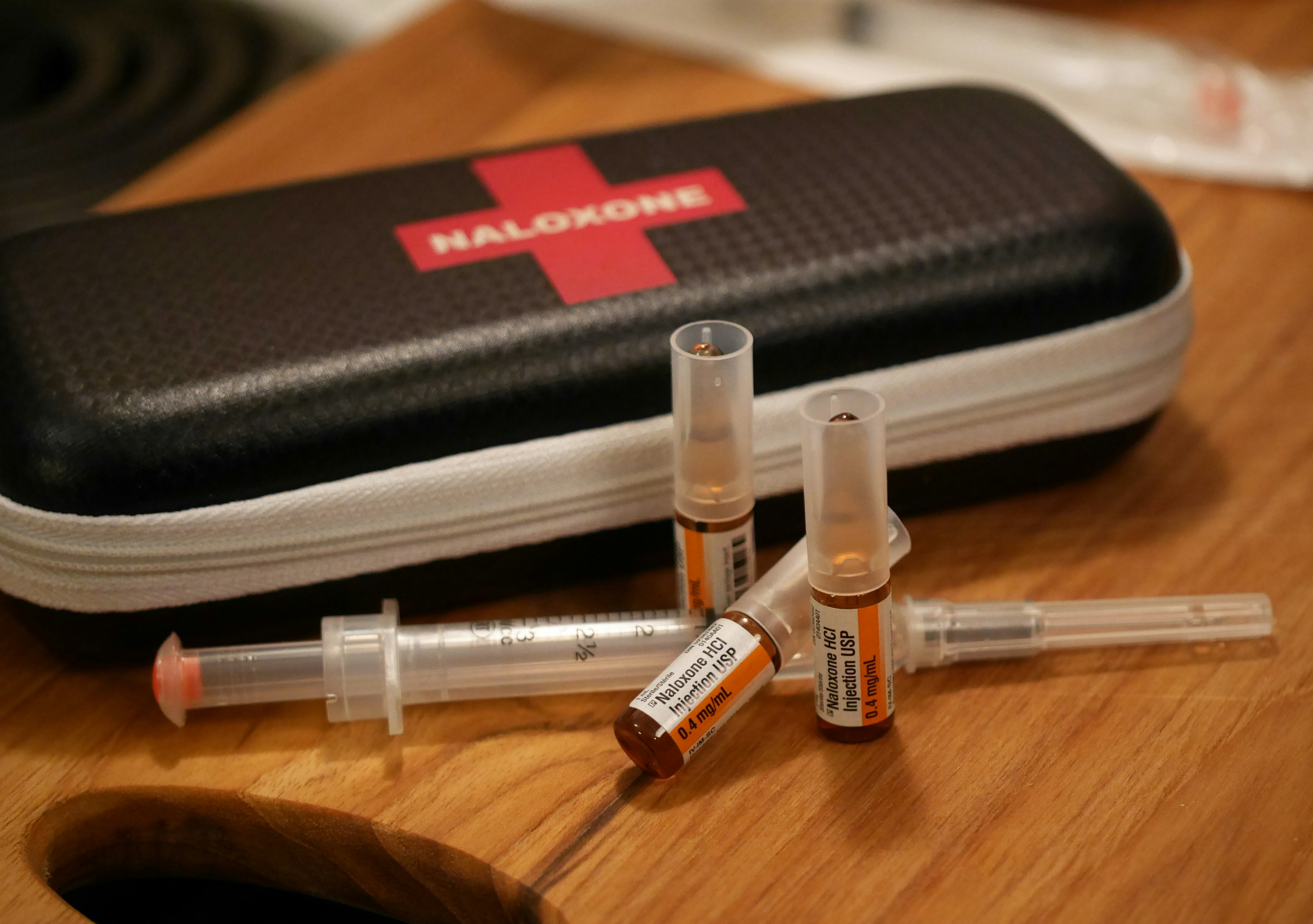 A naloxone kit for rapid treatment of opioid overdoses 