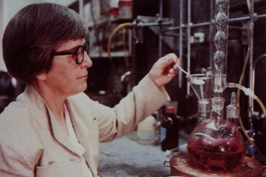 Stephanie Kwolek working in her chemistry lab at DuPoint in the 1980s. Stephanie Kwolek working in her chemistry lab at DuPoint in the 1980s.